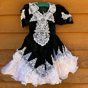 Girls Green Velvet Dress With White Lace & Pearl Accents Size 7 Elegant Design M